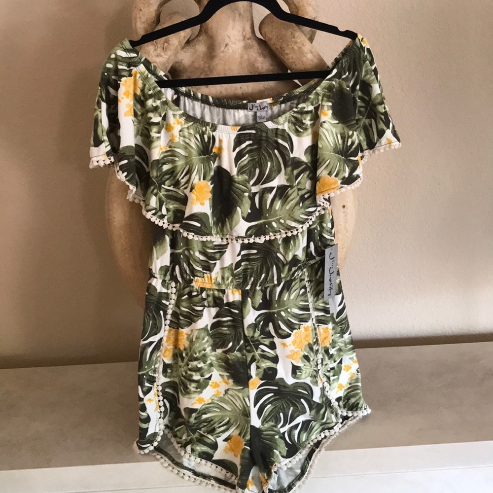 Perfect Off The Should Romper Size Large NWT🌵🌵